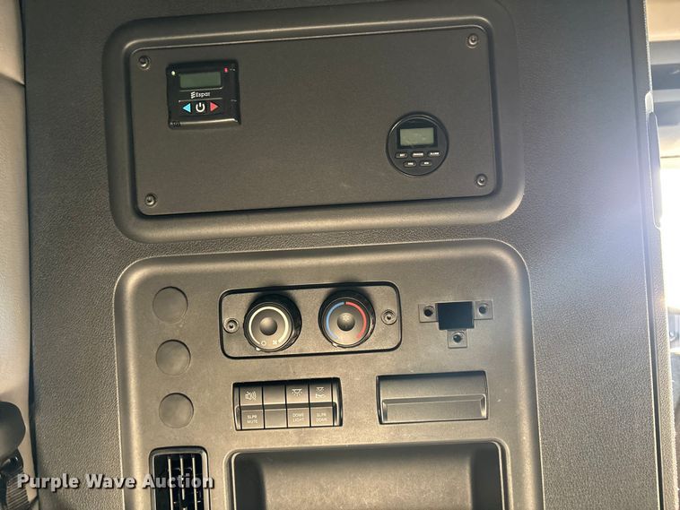 image for item YA1259 2019 Freightliner Cascadia semi truck