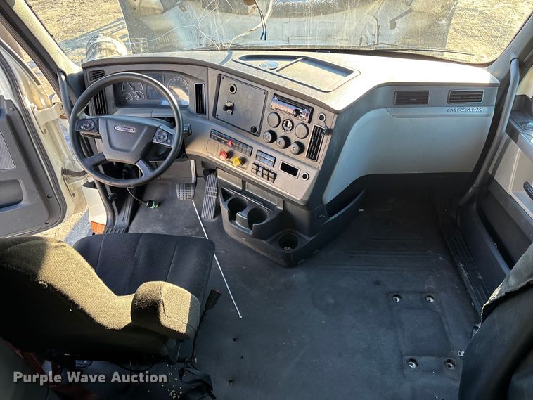 image for item YA1259 2019 Freightliner Cascadia semi truck