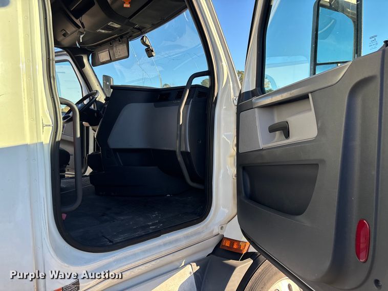 image for item YA1259 2019 Freightliner Cascadia semi truck