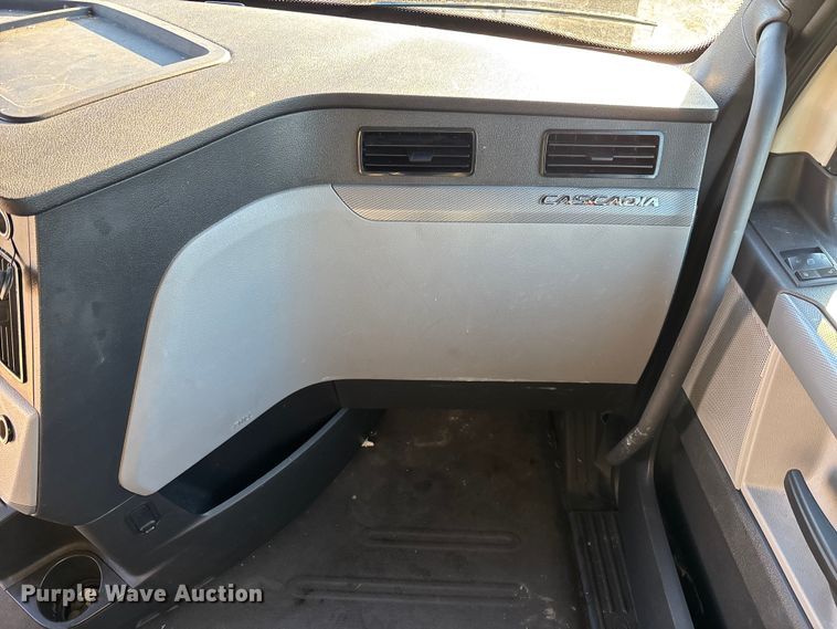 image for item YA1259 2019 Freightliner Cascadia semi truck