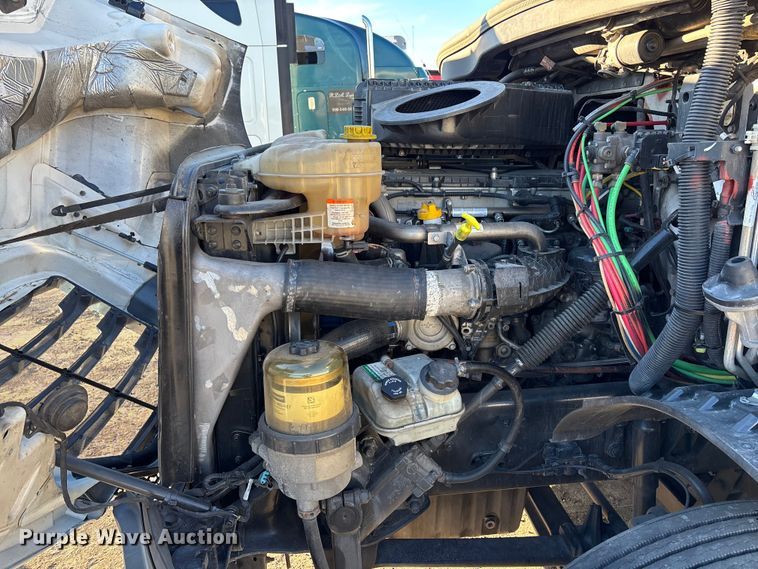 image for item YA1259 2019 Freightliner Cascadia semi truck