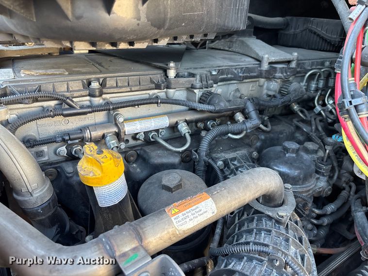 image for item YA1259 2019 Freightliner Cascadia semi truck