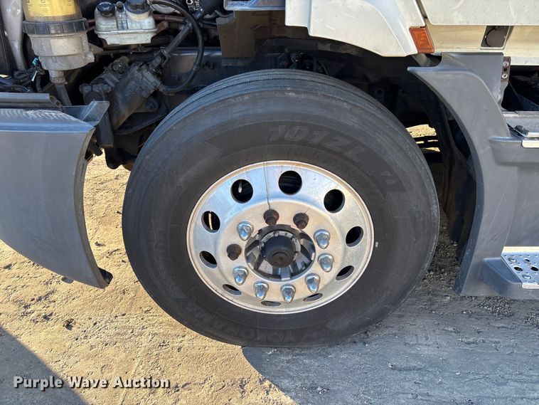 image for item YA1259 2019 Freightliner Cascadia semi truck