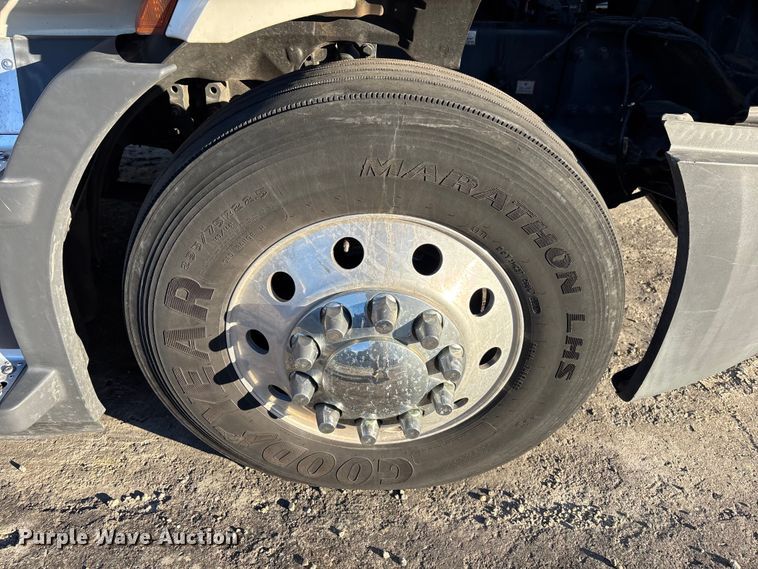 image for item YA1259 2019 Freightliner Cascadia semi truck