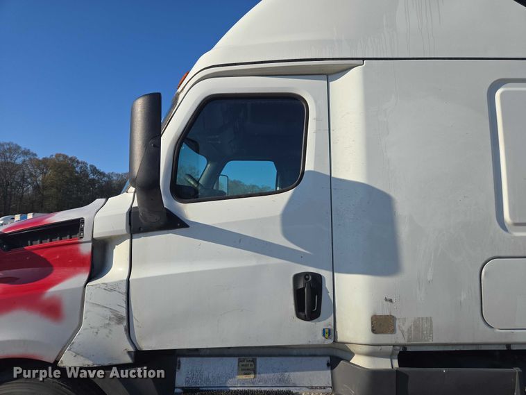image for item YA1298 2019 Freightliner Cascadia  semi truck