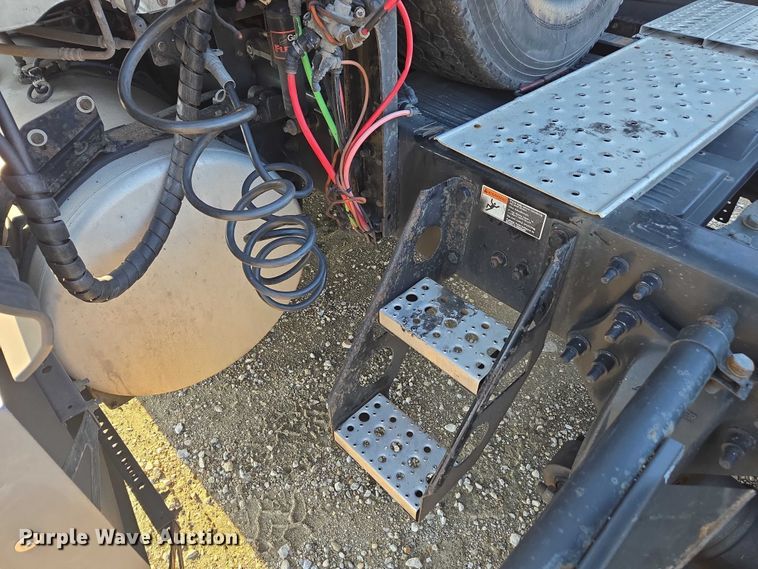 image for item YA1298 2019 Freightliner Cascadia  semi truck