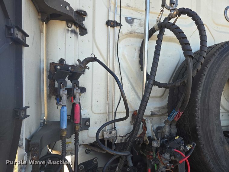 image for item YA1298 2019 Freightliner Cascadia  semi truck