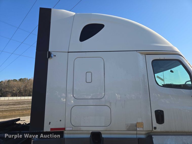 image for item YA1298 2019 Freightliner Cascadia  semi truck