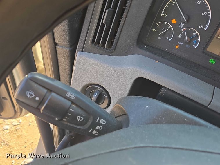 image for item YA1298 2019 Freightliner Cascadia  semi truck