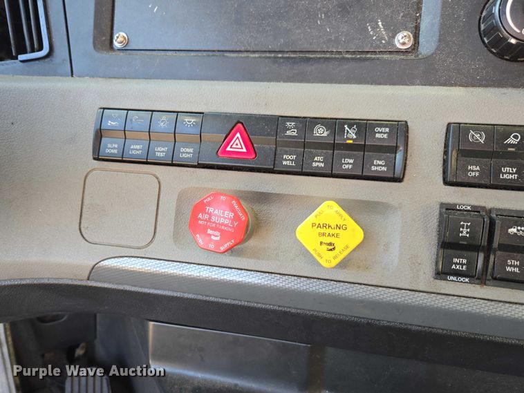 image for item YA1298 2019 Freightliner Cascadia  semi truck