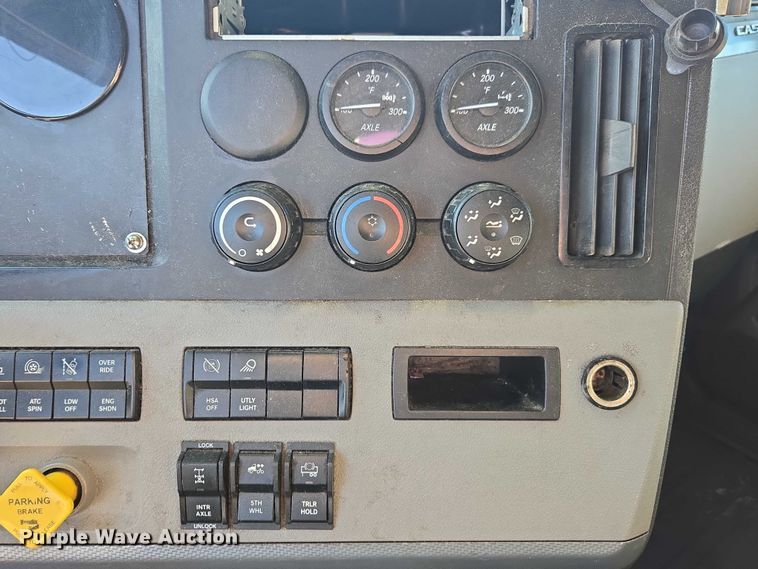 image for item YA1298 2019 Freightliner Cascadia  semi truck