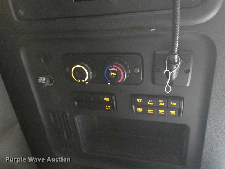 image for item YA1298 2019 Freightliner Cascadia  semi truck