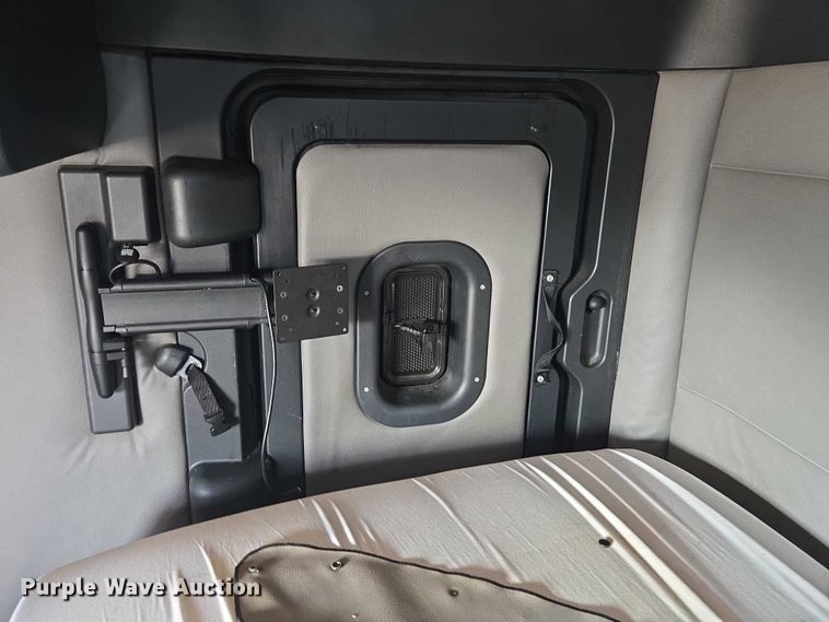 image for item YA1298 2019 Freightliner Cascadia  semi truck