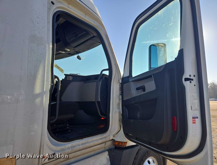 image for item YA1298 2019 Freightliner Cascadia  semi truck