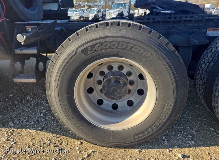 image for item YA1298 2019 Freightliner Cascadia  semi truck