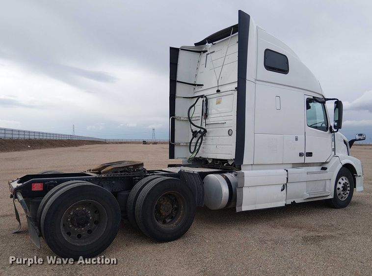 image for item YA1374 2018 Volvo VN semi truck