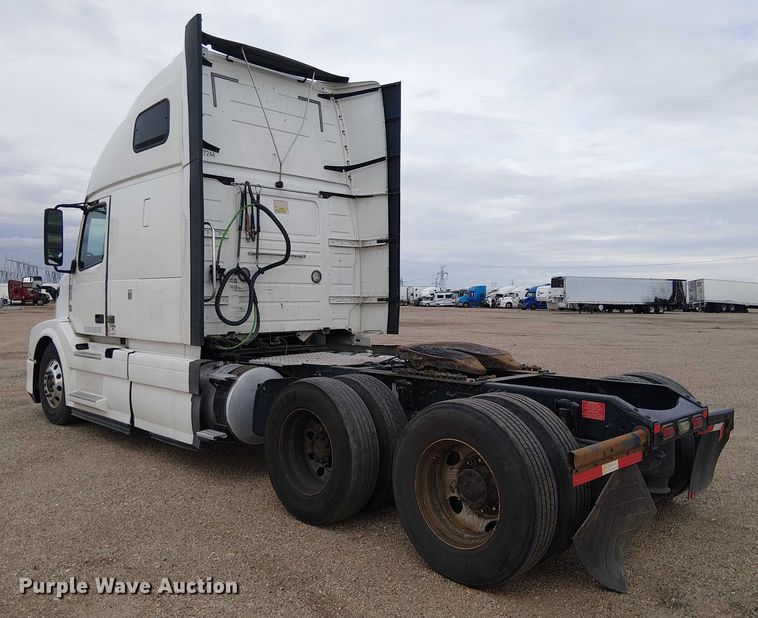 image for item YA1374 2018 Volvo VN semi truck