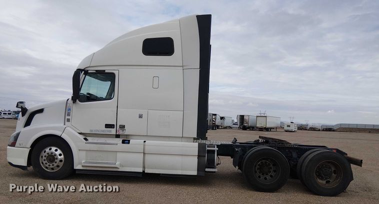 image for item YA1374 2018 Volvo VN semi truck