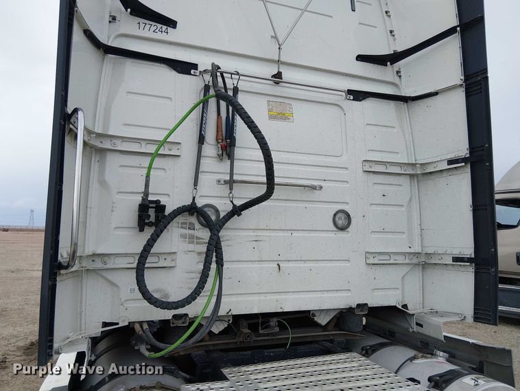 image for item YA1374 2018 Volvo VN semi truck