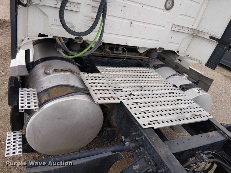 image for item YA1374 2018 Volvo VN semi truck