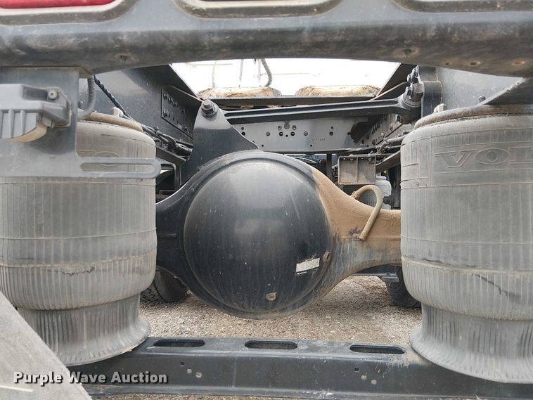 image for item YA1374 2018 Volvo VN semi truck