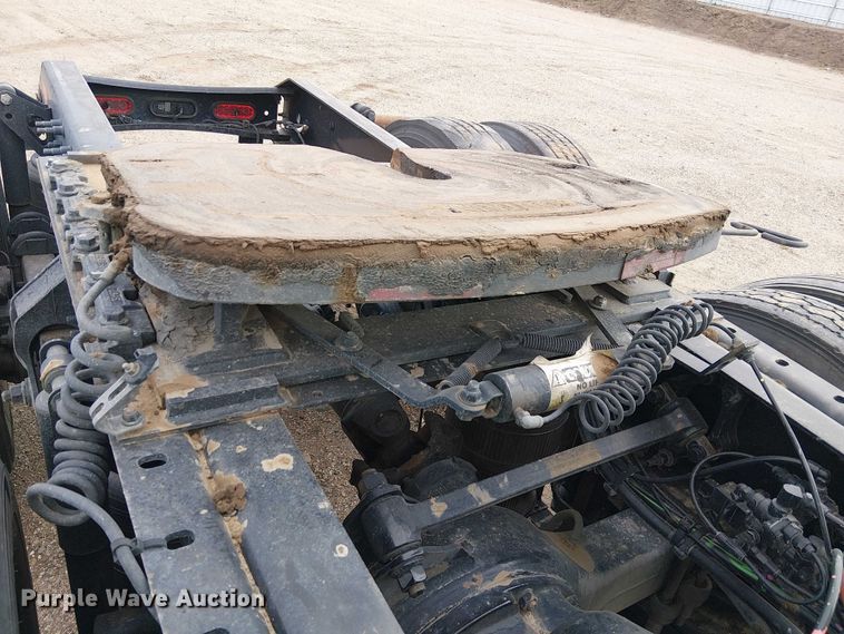 image for item YA1374 2018 Volvo VN semi truck