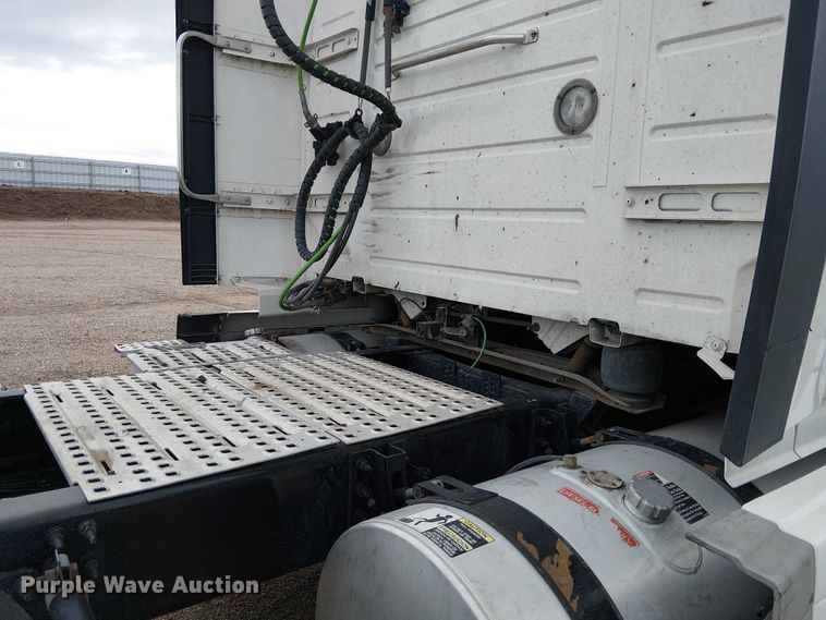 image for item YA1374 2018 Volvo VN semi truck