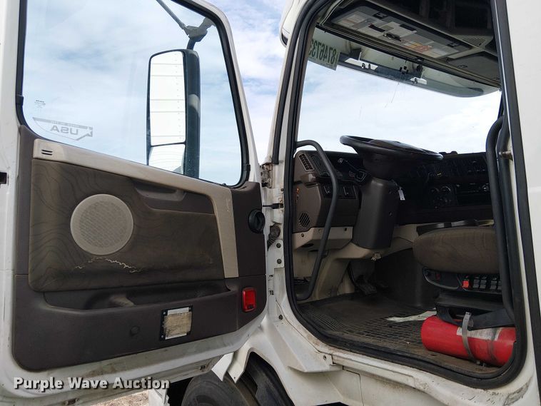 image for item YA1374 2018 Volvo VN semi truck