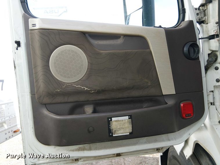 image for item YA1374 2018 Volvo VN semi truck