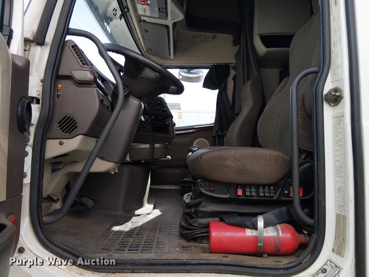 image for item YA1374 2018 Volvo VN semi truck