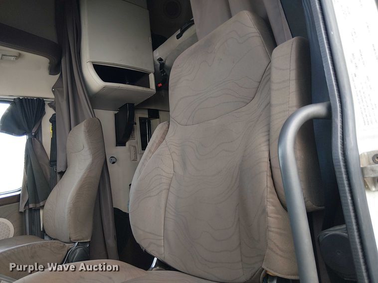 image for item YA1374 2018 Volvo VN semi truck