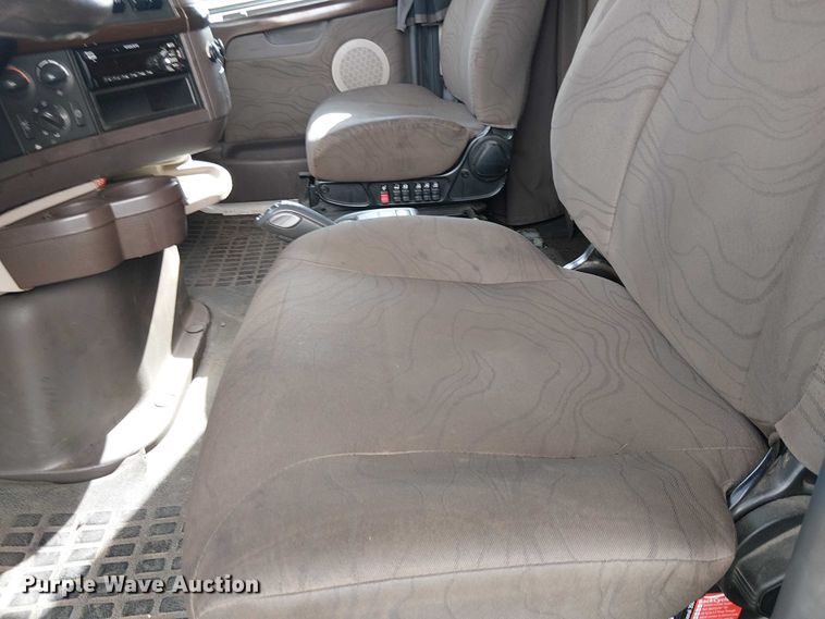 image for item YA1374 2018 Volvo VN semi truck