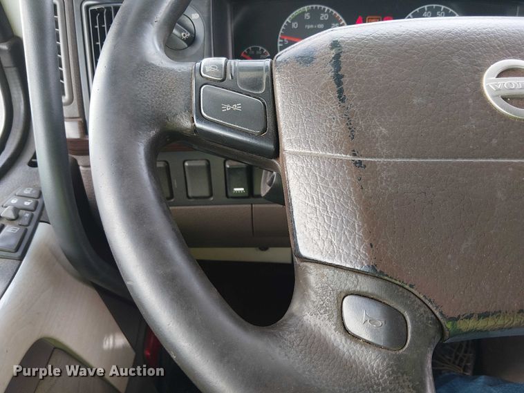 image for item YA1374 2018 Volvo VN semi truck