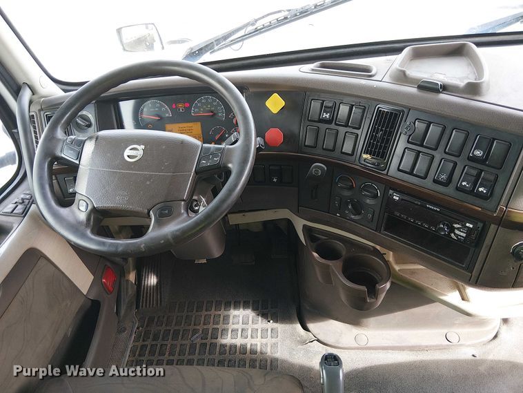 image for item YA1374 2018 Volvo VN semi truck