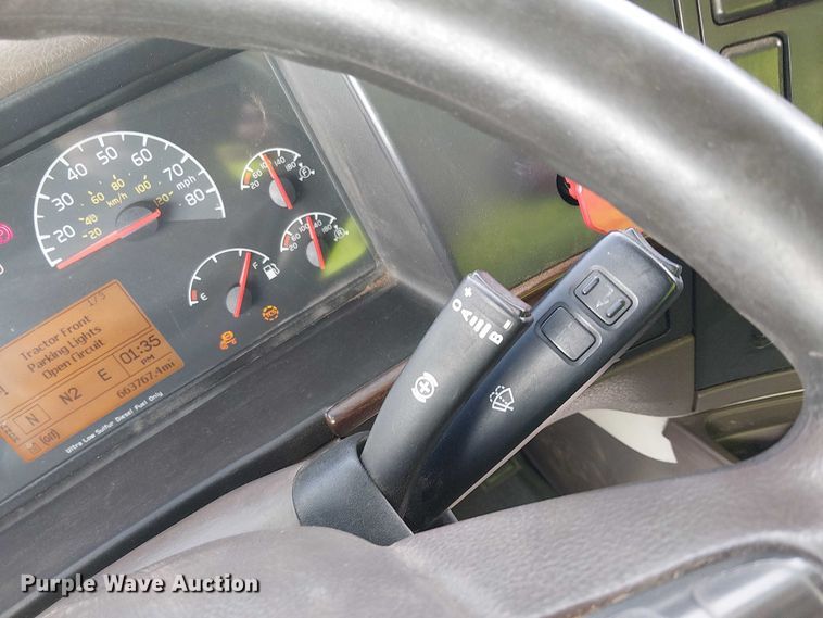 image for item YA1374 2018 Volvo VN semi truck