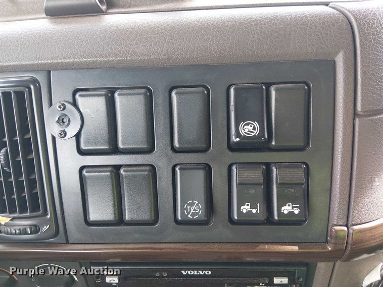 image for item YA1374 2018 Volvo VN semi truck