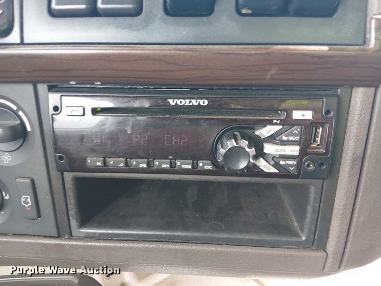 image for item YA1374 2018 Volvo VN semi truck