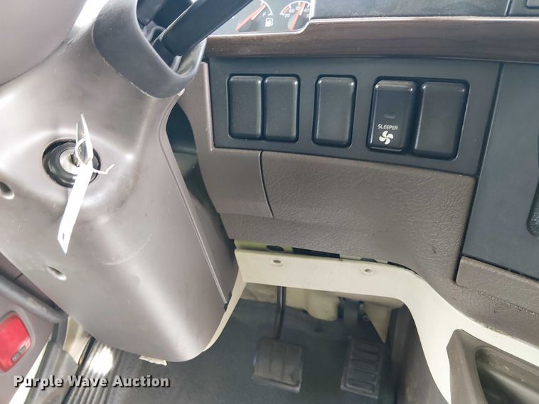 image for item YA1374 2018 Volvo VN semi truck