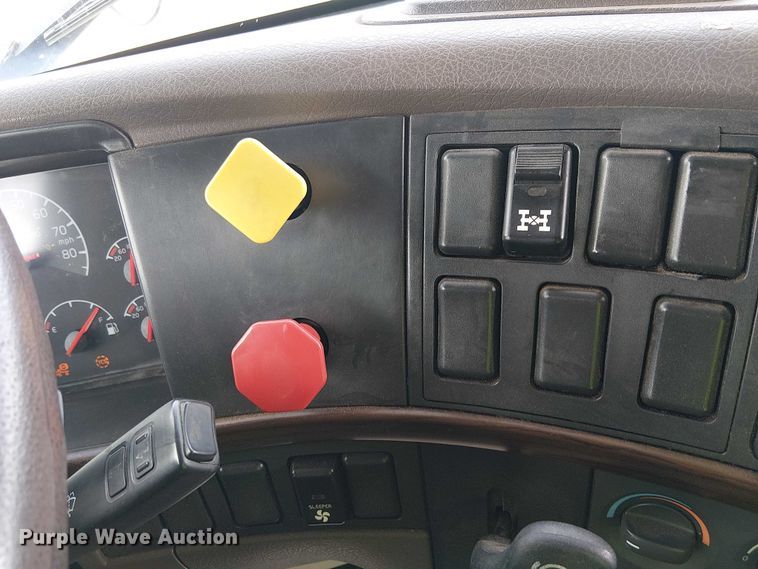 image for item YA1374 2018 Volvo VN semi truck