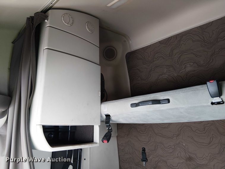 image for item YA1374 2018 Volvo VN semi truck