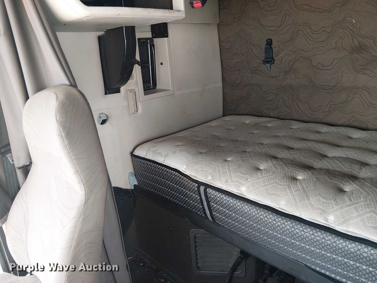 image for item YA1374 2018 Volvo VN semi truck