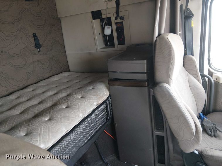 image for item YA1374 2018 Volvo VN semi truck