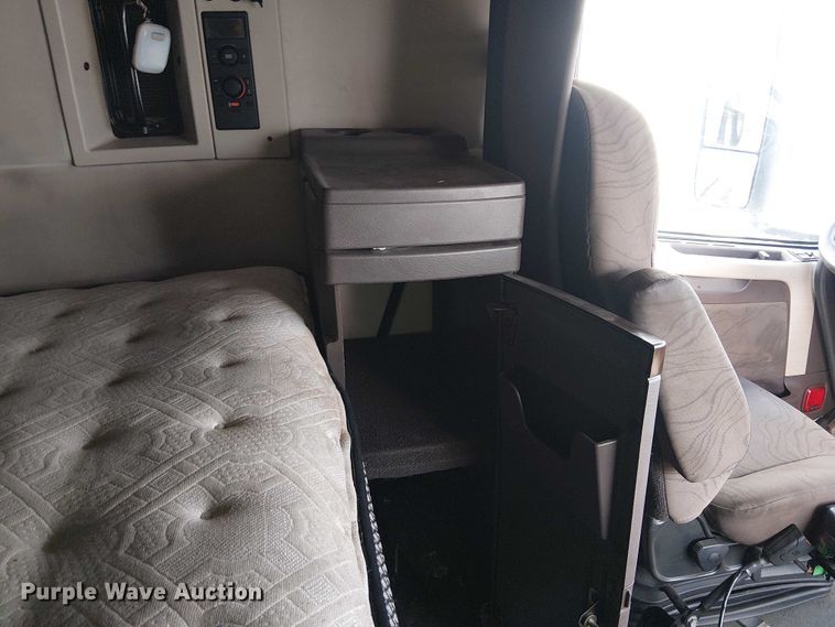 image for item YA1374 2018 Volvo VN semi truck