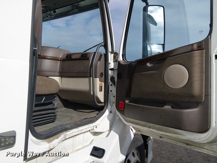 image for item YA1374 2018 Volvo VN semi truck