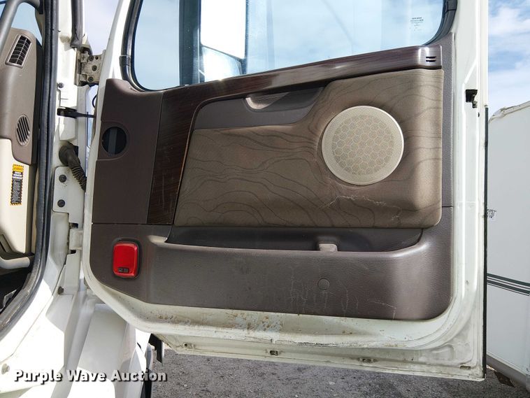 image for item YA1374 2018 Volvo VN semi truck