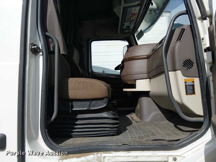 image for item YA1374 2018 Volvo VN semi truck