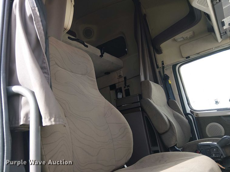 image for item YA1374 2018 Volvo VN semi truck