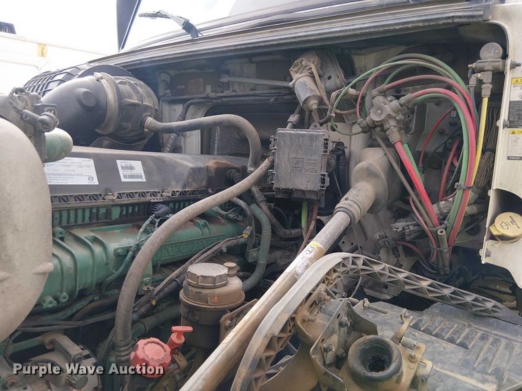 image for item YA1374 2018 Volvo VN semi truck