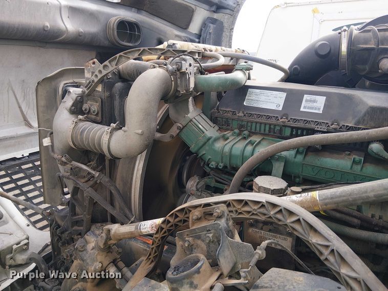 image for item YA1374 2018 Volvo VN semi truck