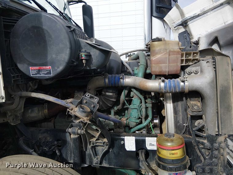 image for item YA1374 2018 Volvo VN semi truck